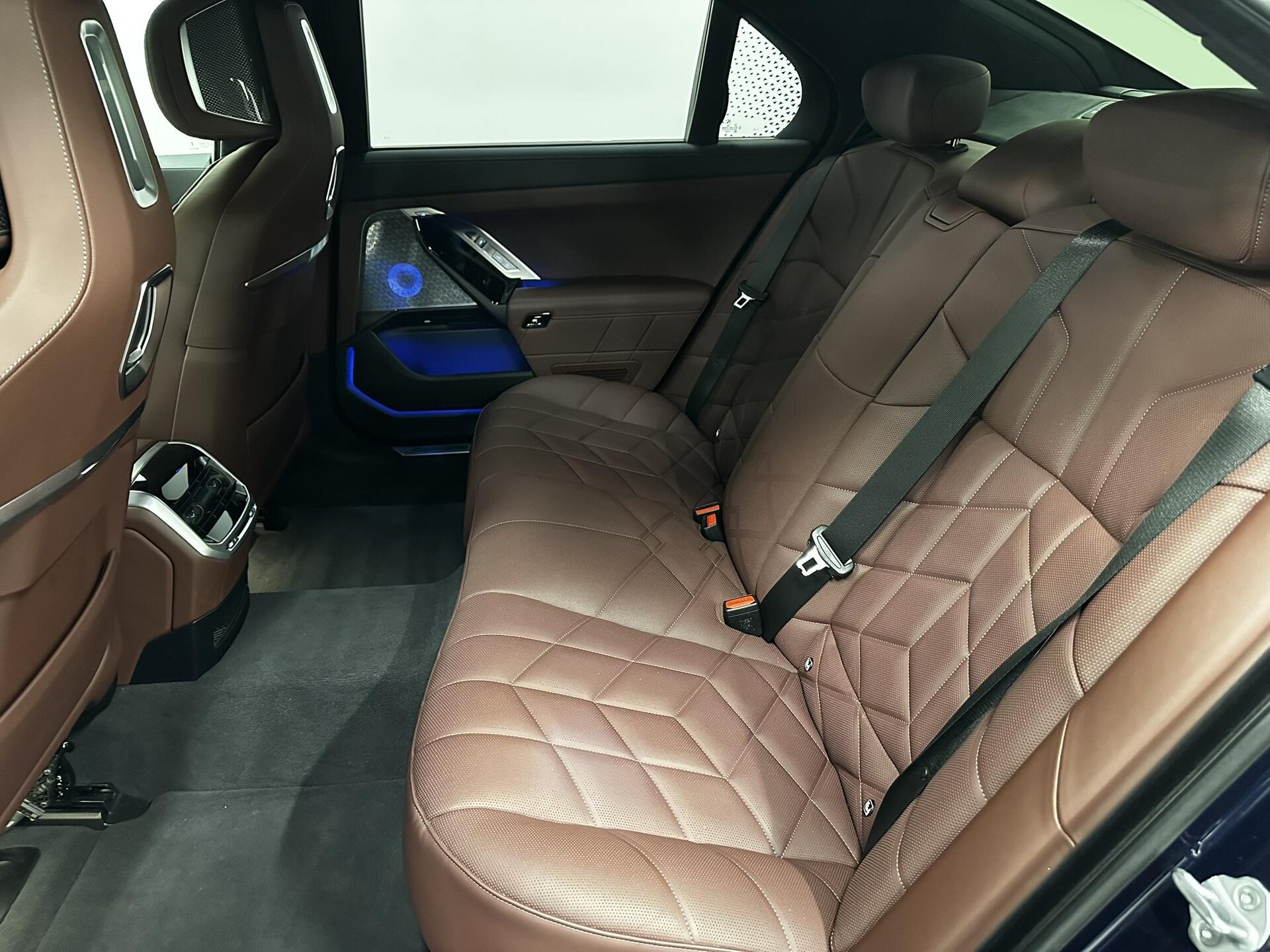 BMW M760e hybrid xDrive Msport | luxusní hybridní limuzína | české předváděcí auto | skladem | modrá tanzanite | hnědá kůže Amarone | maximální výbava | 3.0 benzín + elekto = výkon 570 koní | VIP sleva | nákup online | AUTOiBUY.com